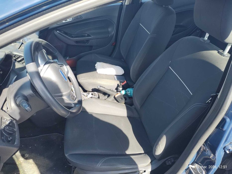 Vand ford Fiesta 2015 / 64,000 km / 5.800 euro .