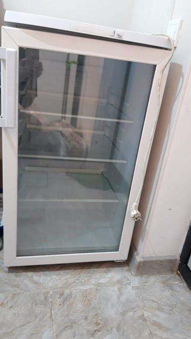 Продам витриный холодильник