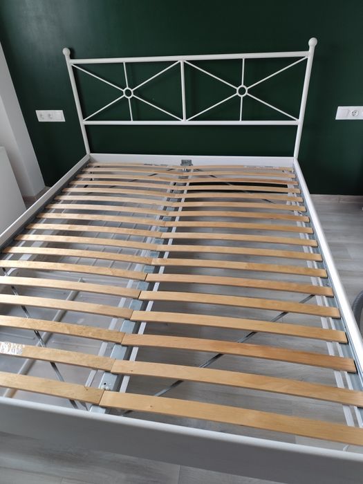 Vând pat pentru dormitor împreună cu dulap