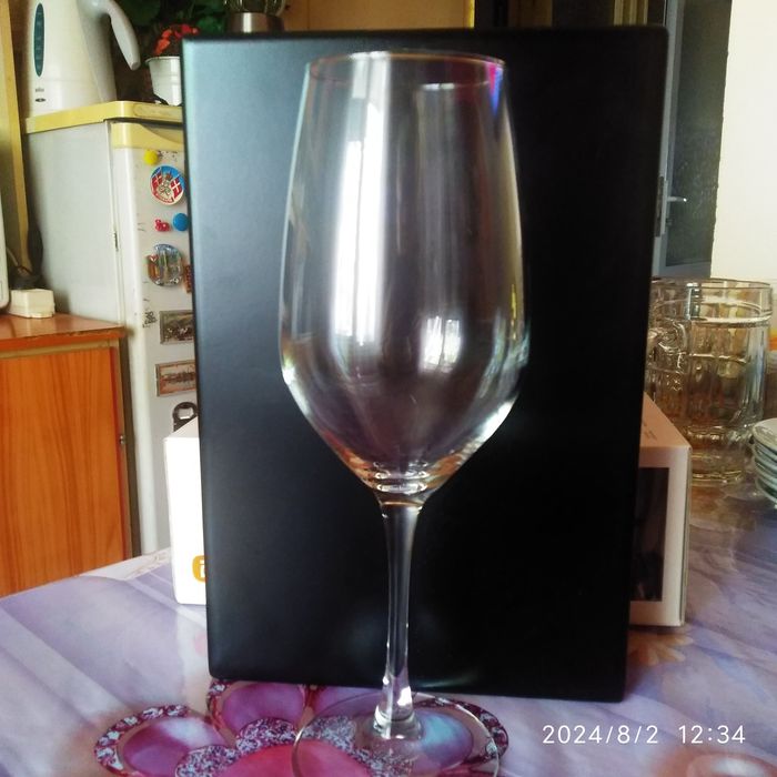 Винный подарочный набор и один комплект бокалов.