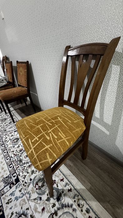 Қонақ бөлмеге стол орындықтарымен бірге сатылады!