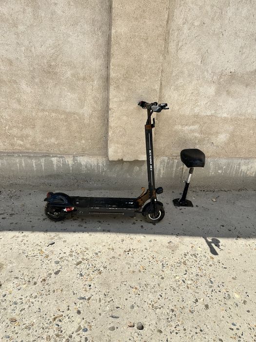 Electro sukuter sotladi