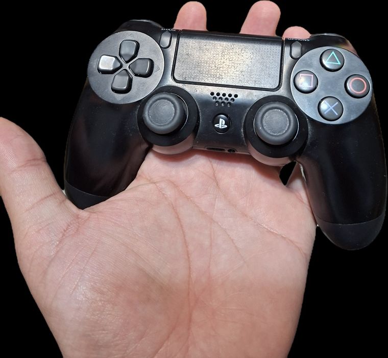 Vând Play station 4