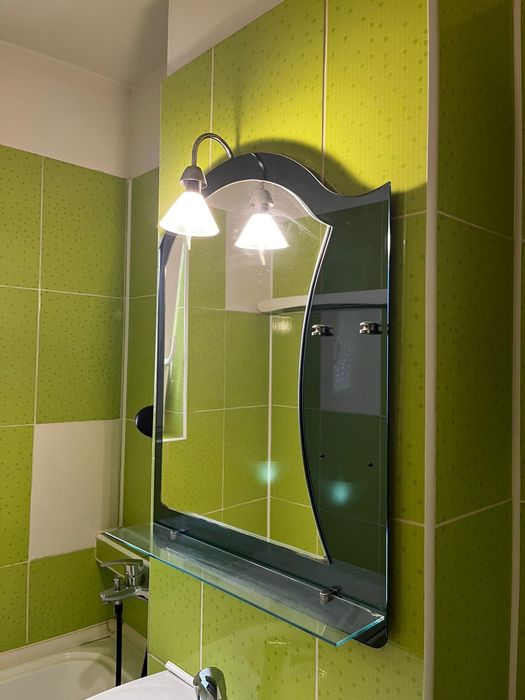 Oglinda baie cu etajera