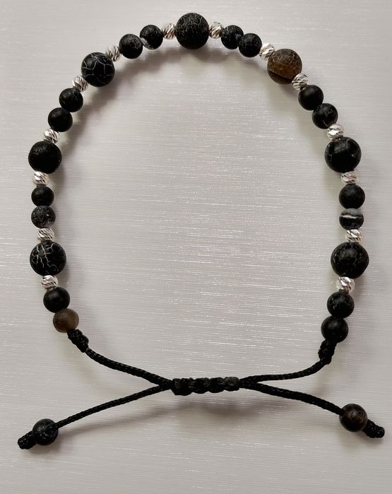 Гривна от конец със сребърни топчета