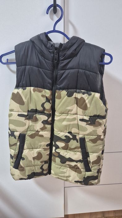 Продам жилетку детскую