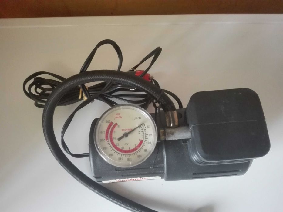 Фотоапарат Kodak Instamatic 25 Camera .и компресор за гуми.