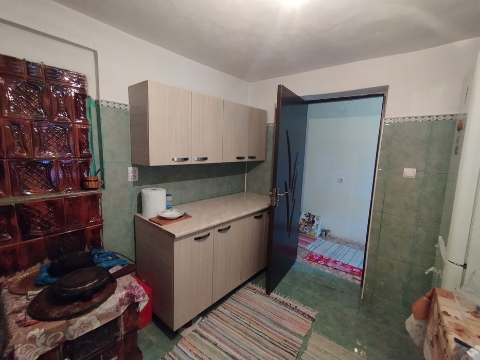 Vand casa intr-un sat din jud Valcea