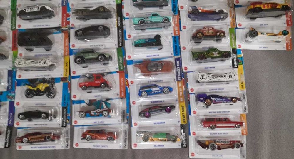 Машинка для мальчика Hot Wheels в ассортименте