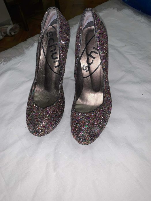 Продавам 4 чифта дамски кецове, обувки и сандали.