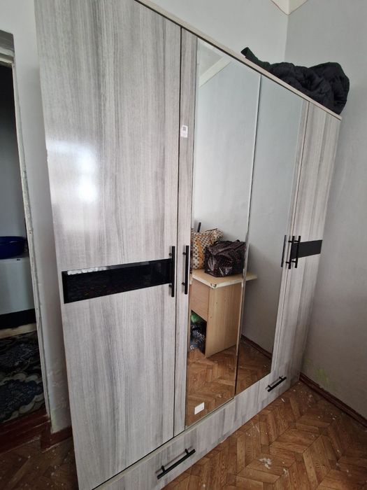 Shkaf kupe sotiladi. 3 oy ishlatilgan. Holati juda yaxshi Narx kelwamz