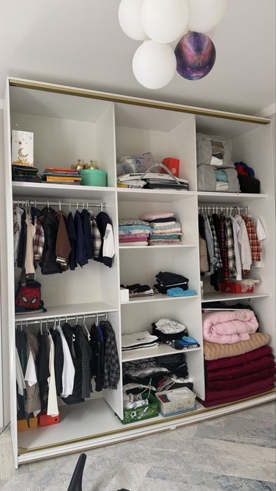 Продам детскую кровать и шкаф.