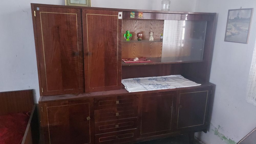 Старинна секция с витрина