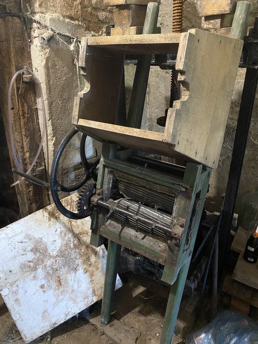 Zdrobitor manual și presă veche de struguri – peste 50 de ani