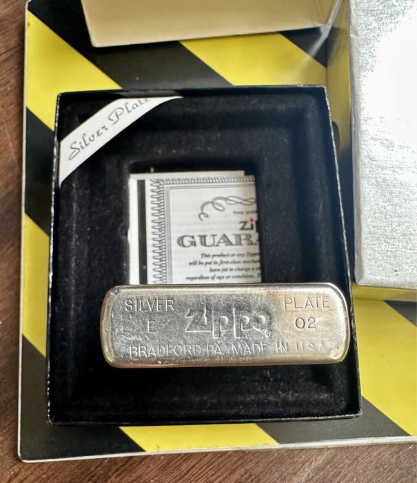 Zippo / argint placat din 2002 /05 + flint si pietre originale.