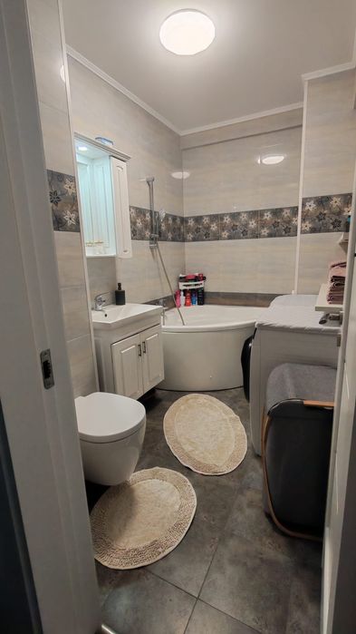 Inchiriez apartament cu 2 camere.