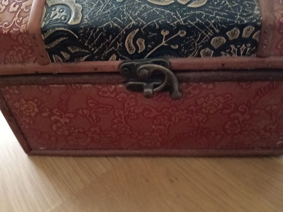 Ladita bijuterii din lemn îmbrăcata în piele