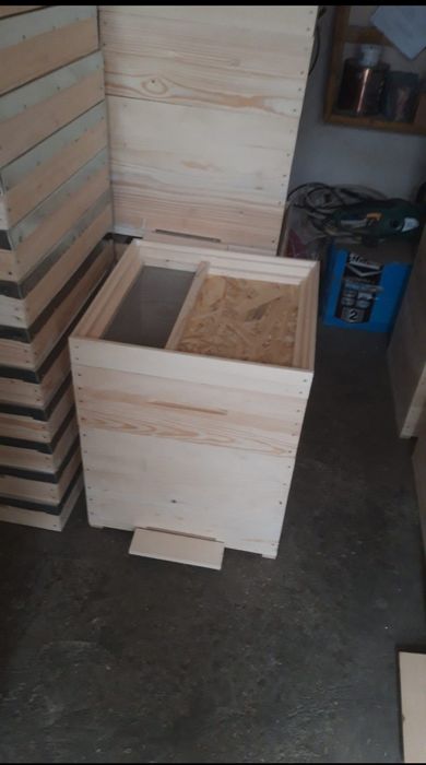 Vând lăzi de stupi