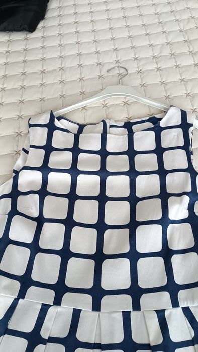 Елегантна рокля до коляно