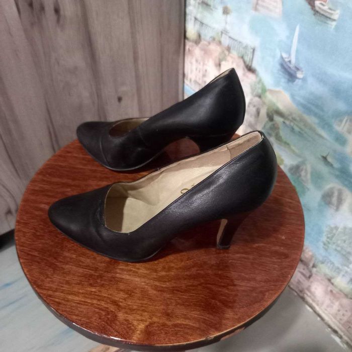 Продам женские черные туфли 40 размера на каблуке