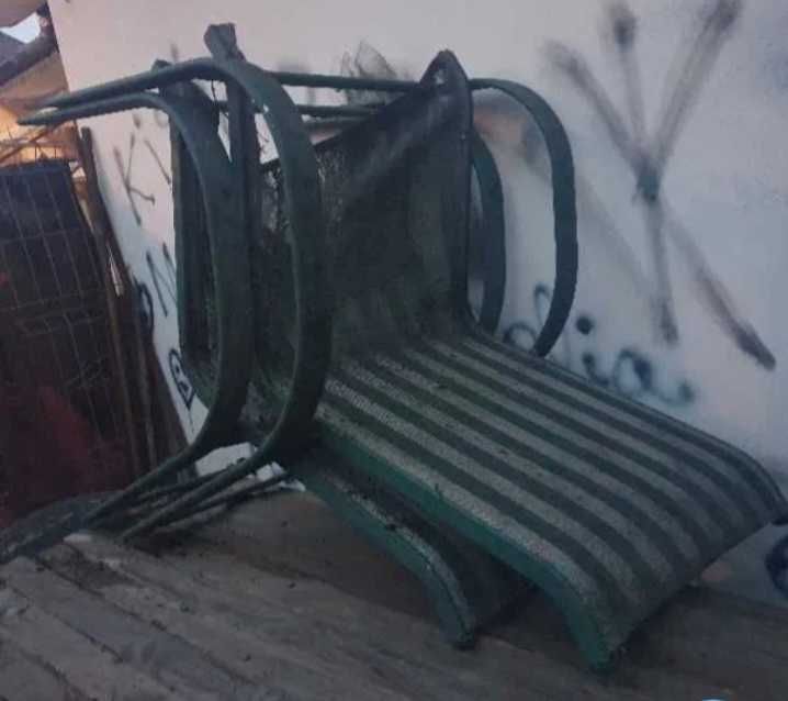 2 Scaune Scaun terasa din aluminiu verde foarte rezistente cu structura intacta, dar necesita repararea sau inlocuirea plasei de sezut care s-a rupt