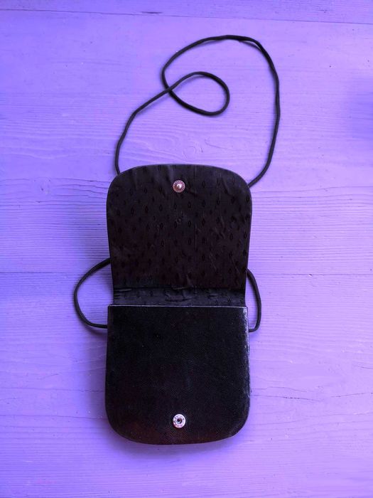 Ново. Мини чантичка на В подходяща за носене на колан или през рамо