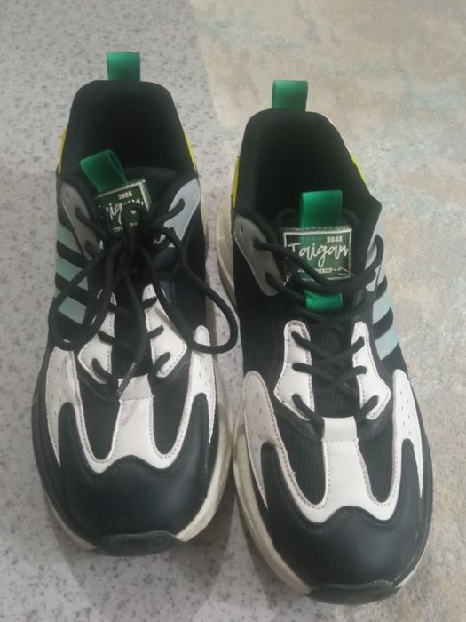 Кроссовки фирма .