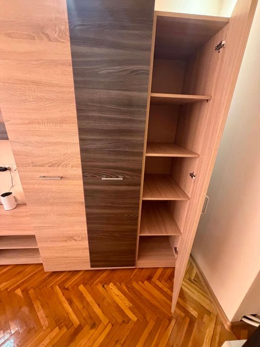 Холна секция, маса, разтегателен ъглов диван и камина