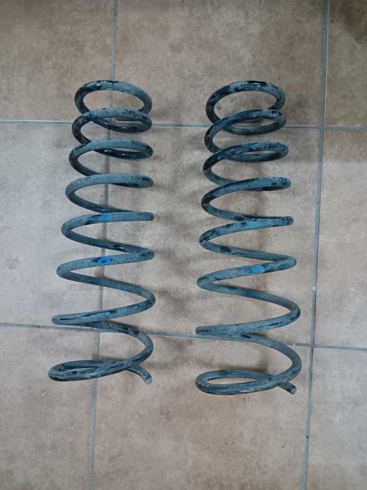 2 бр. задни пружини за тойота авенсис–комби, модел Т22 /1997-2003г./