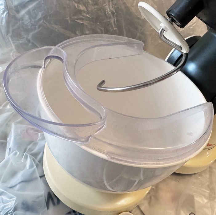 Кухненски робот планетарен миксер Moulinex MASTERCHEF COMPACT със приставки.