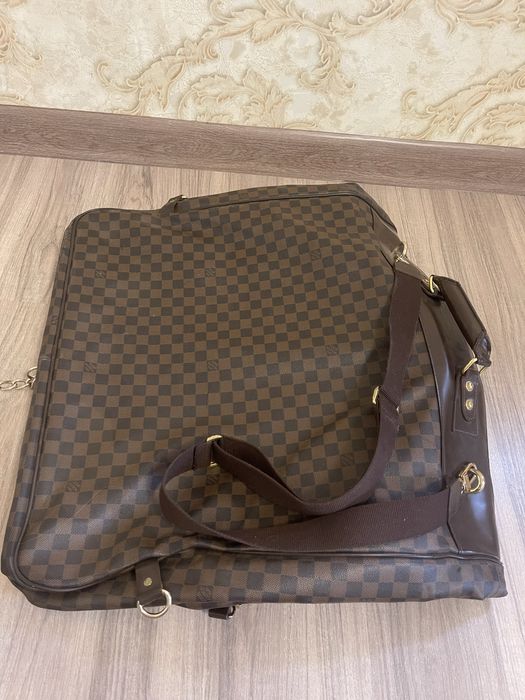 Louis Vuitton чехол для костюма