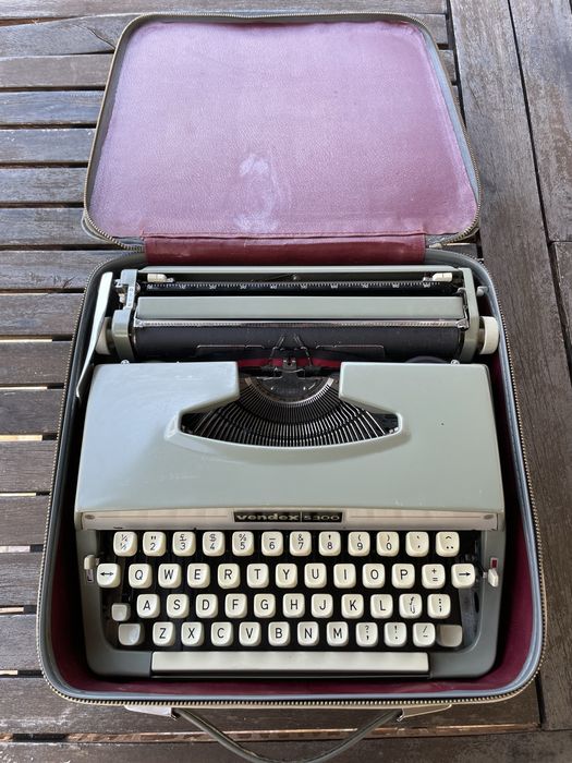 Mașină de scris portabilă (Retro) Vendex S300 (produsă în anii '70)