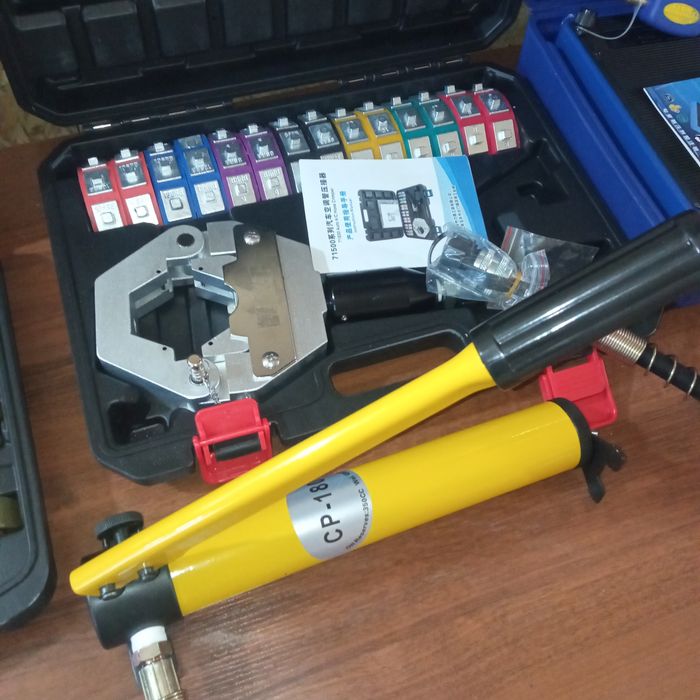 Пресс для обжима шлангов.