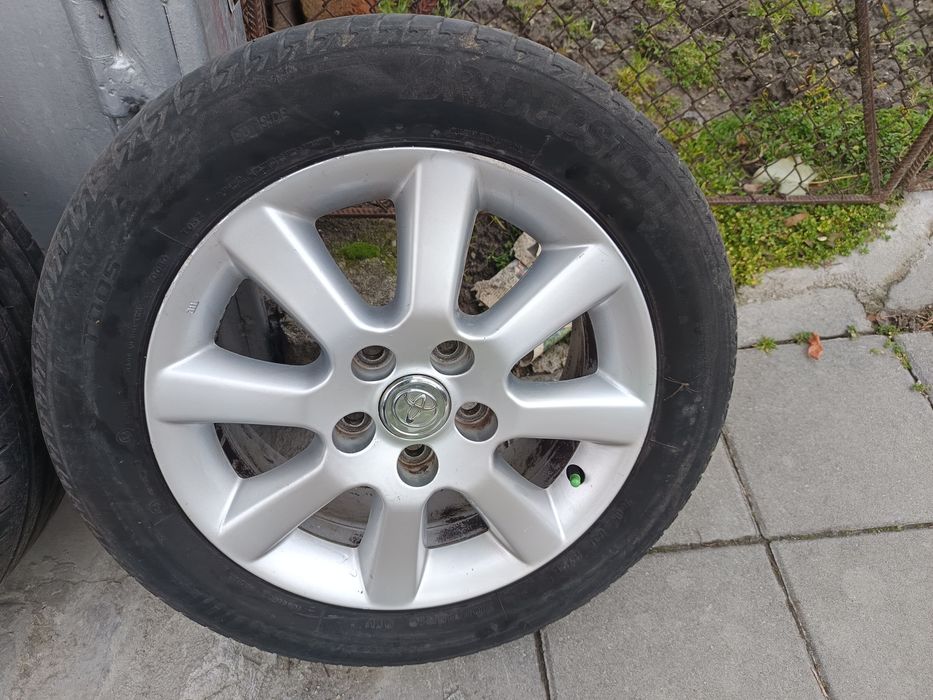 16 5x114.3 Toyota с летни гуми 205 55  и гайки