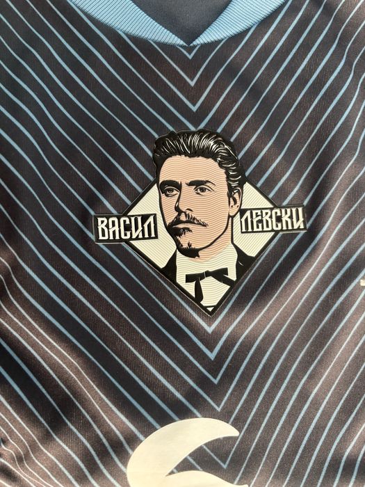 Лимитирана тениска на Левски „Поклон, Апостоле”