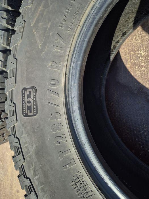 Vând anvelope LT285/70 R17