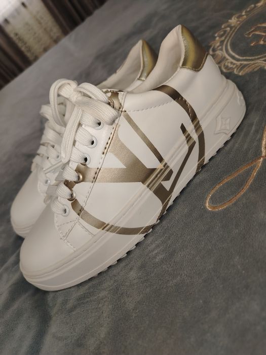 Белые кроссовки женские