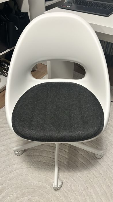 Ikea scaun LOBERGET / MALSKÄR  rotativ+pernă, alb/gri închis