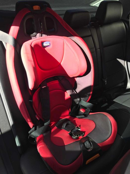 Продавам столче за кола Chicco + подарък седалка