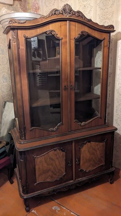 Кресло трон в наличии 2 штуки. Можно с реставрацией, можно без.