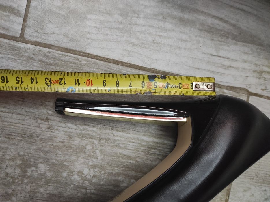 Обувки GUESS с висок ток