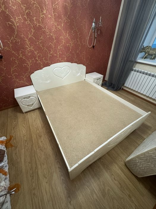 Кровать с двумя тумбочками