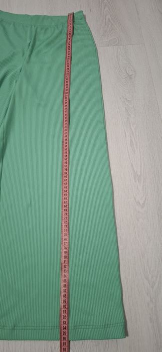 Vând pantaloni Stradivarius cu crac larg