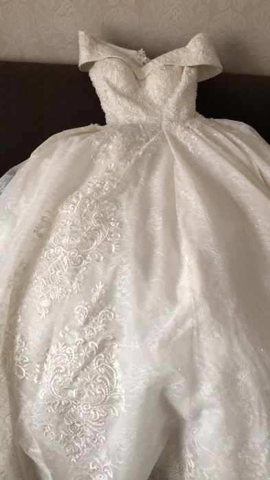 Продается шикарное  свадебное платье со шлейфом !