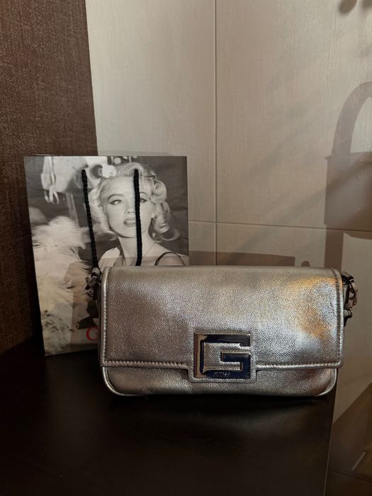 Оригинална чанта на Guess