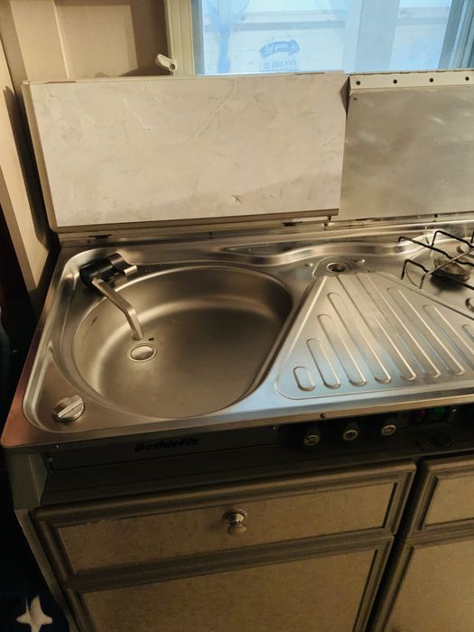 Кухня за каравана -  хладилник, мивка, котлони