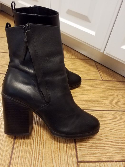 Botine Stradivarius mărime 40.