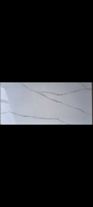 Ofer spre vânzare 60 de metri de faianță