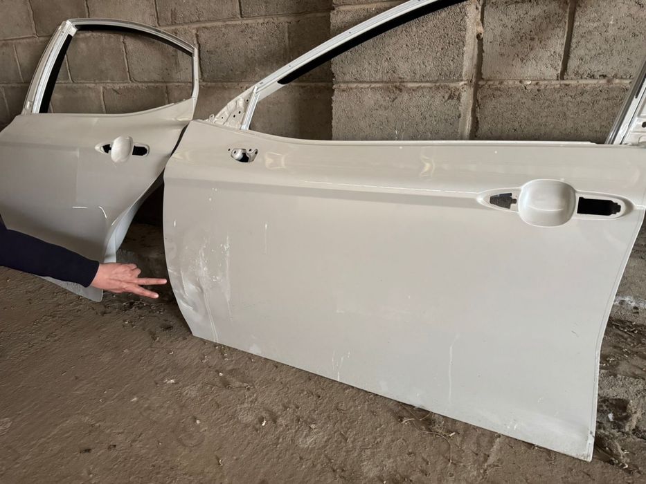 продам двери и крыло камри 80