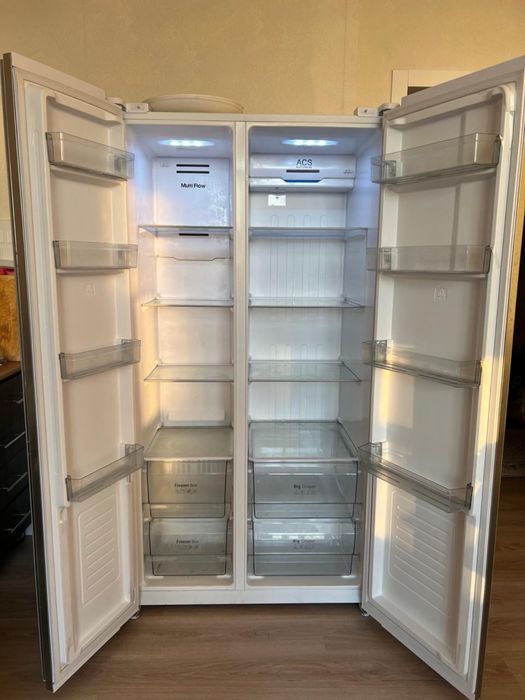 Продаем двухдверный холодильник